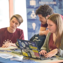 Drei Studierende arbeiten am Laptop.