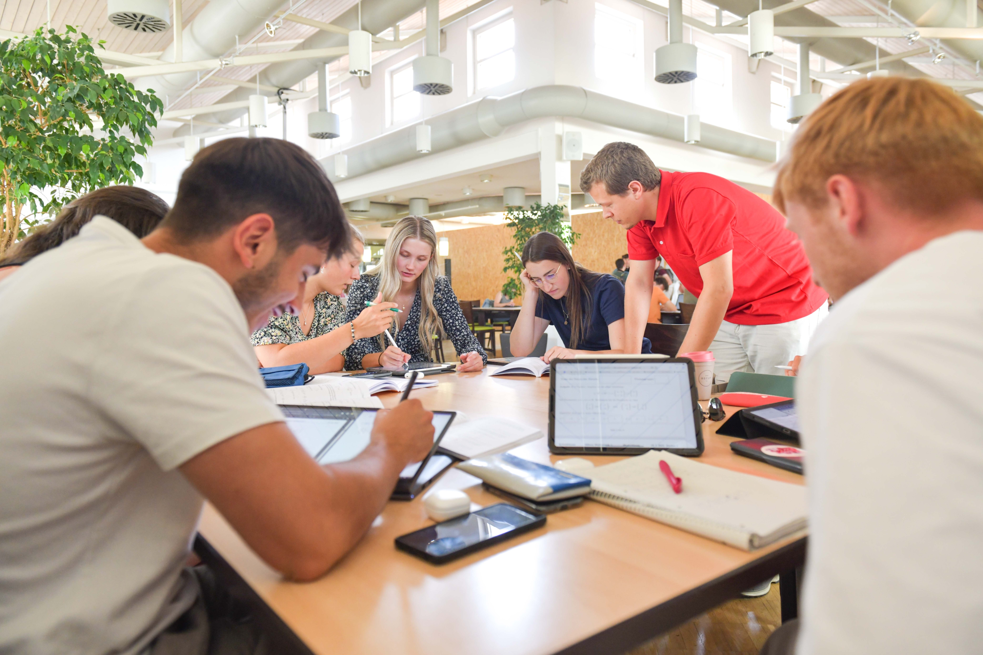 Studierende im Lernraum