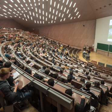 Students in a lecture hall on the Campus Vaihingen