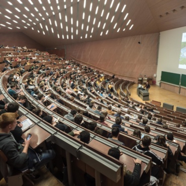 Junge Menschen im Hörsaal