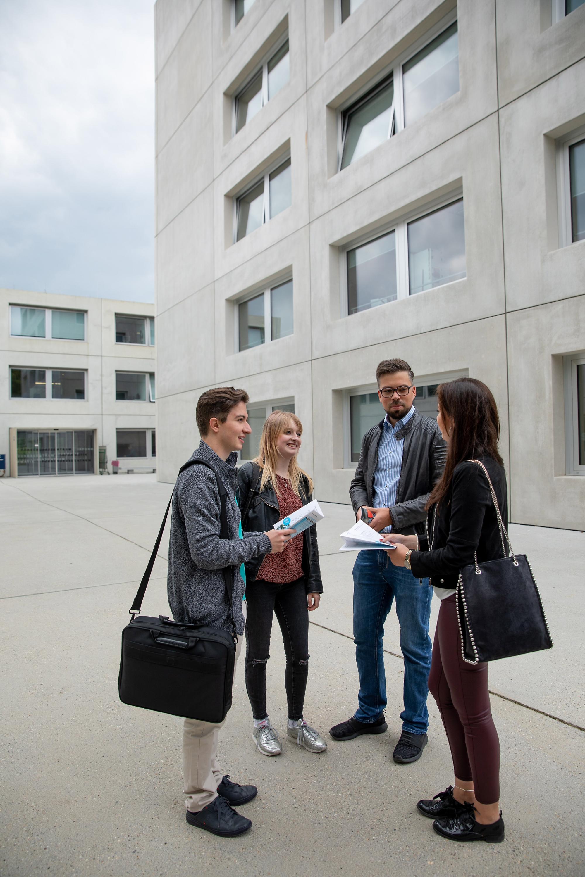Studierende in einer Gruppe auf dem Campus Vaihingen.