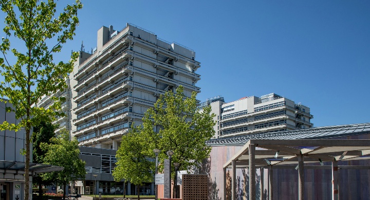 Campus Vaihingen mit den Hochhäusern Pfaffenwaldring 55 und 57.